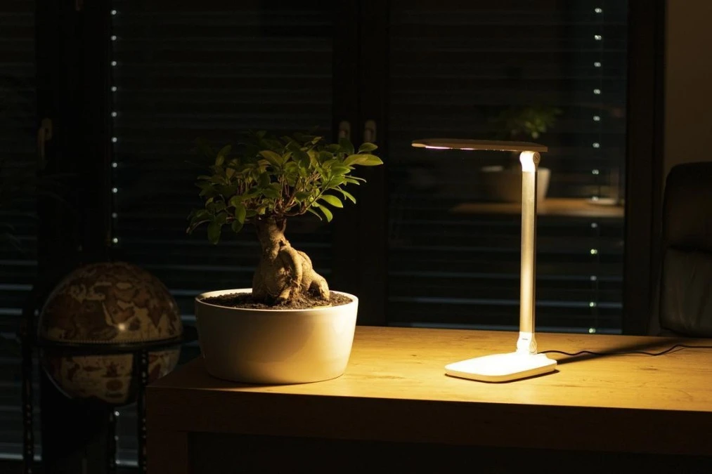 Lampka biurkowa wielofunkcyjna LED 5,7W 440lm biała Montis MT042‑WH - obrazek 1