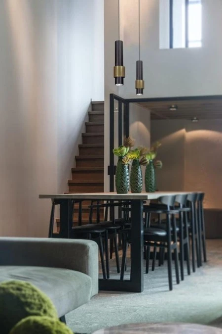 Lampa wisząca tuba ze złotym zdobieniem czarna z serii PERN K‑4716 Kaja Lighting - obrazek 2