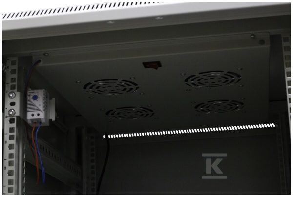Szafa serwerowa ramowa stojąca EmiterNet Top, 42U, wym. 800X1000x1980, drzwi przód/tył blacha perforowana, w komplecie panel 4 wentylatorowy z termostatem, 3 półki (blacha 2,0mm), stopki, przekładane drzwi prawe/lewe, zamykane na klucz drzwi boczne i tylne, 20 śrub montażowych, RAL: Szafa 7044 EM/ND-8042