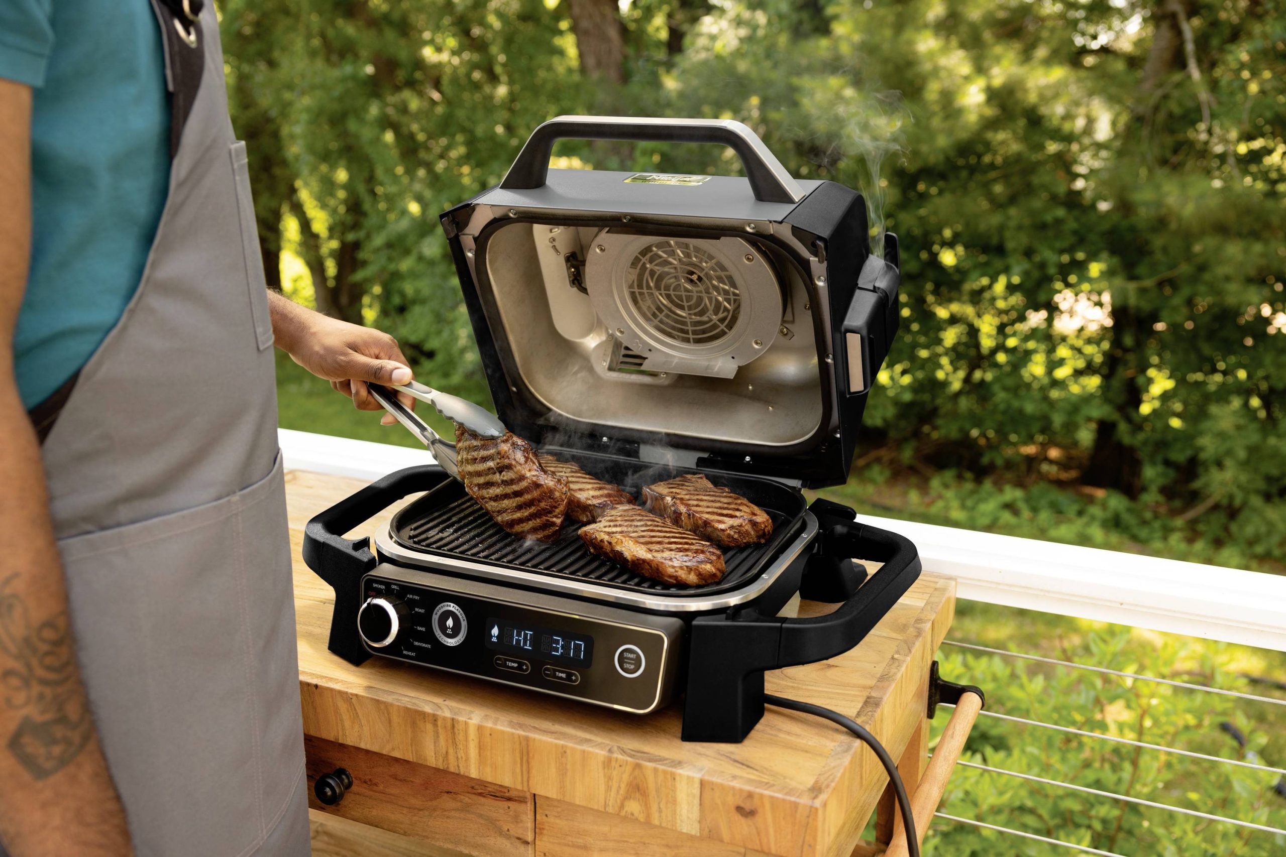Ninja Woodfire Elektryczny Grill funkcja gorącego powietrza czarny, srebrny (matowy) - obrazek 1